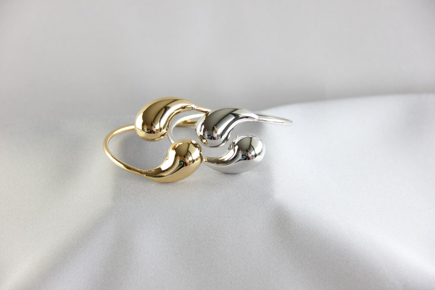 Chunky Modern Cuff Bangle Bracelet, Gold Unique Drop Cuff, Modern Twisted Bangle Bracelet for Women, Gift for Mom, Best Friend Gift for Her