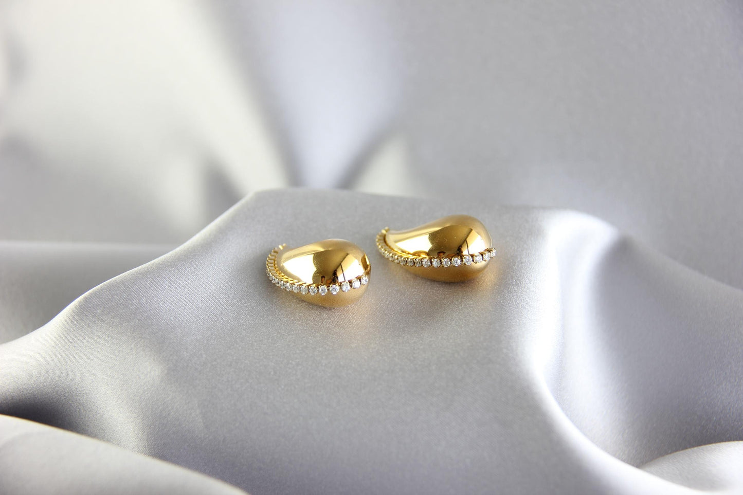 Teardrop Zirconia Stud Earring,18K Gold Modern Chunky Earring, Bold Stud Zirconia Earring,Unique Jewelry Earring,Gift for Mom,Gift for Her
