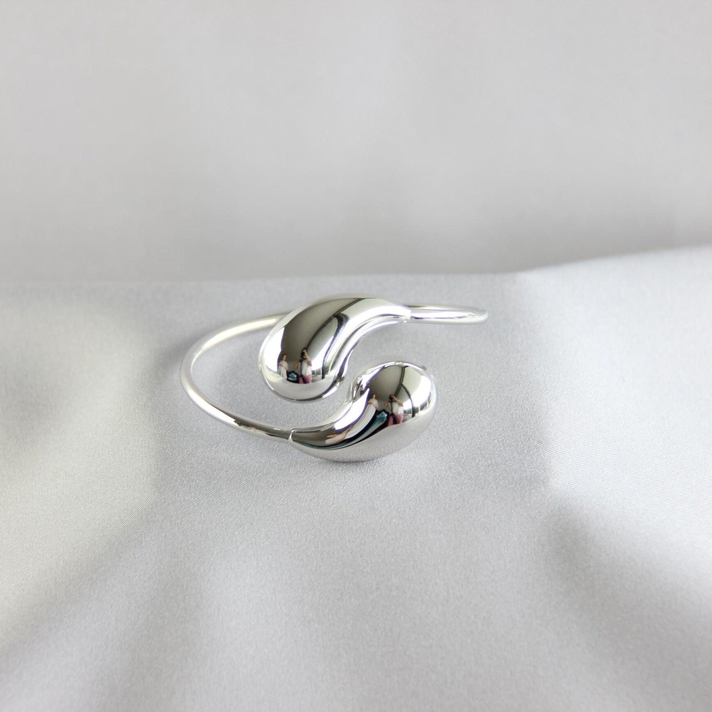 Chunky Modern Cuff Bangle Bracelet, Gold Unique Drop Cuff, Modern Twisted Bangle Bracelet for Women, Gift for Mom, Best Friend Gift for Her