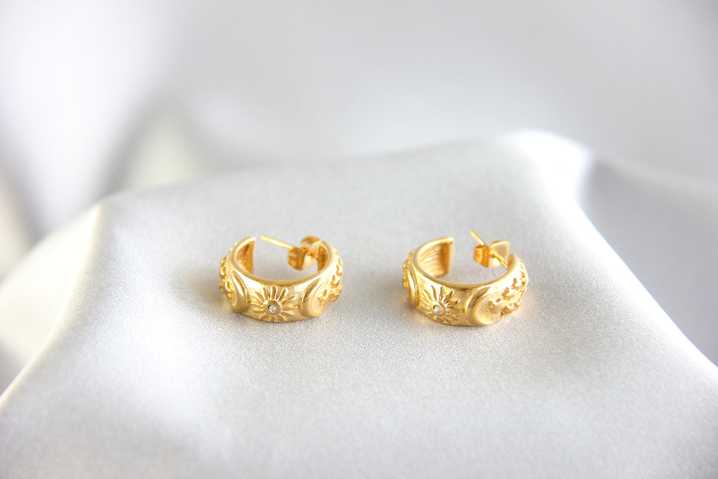 Simple modern and sophisticated. These Celestial Minimal Gold Stud Hoops will be the perfect choice for daily use and also for special days. Lightweight, dainty and comfortable jewelry to wear. Perfect gift for friend, mum, bridesmaid or bestie!
