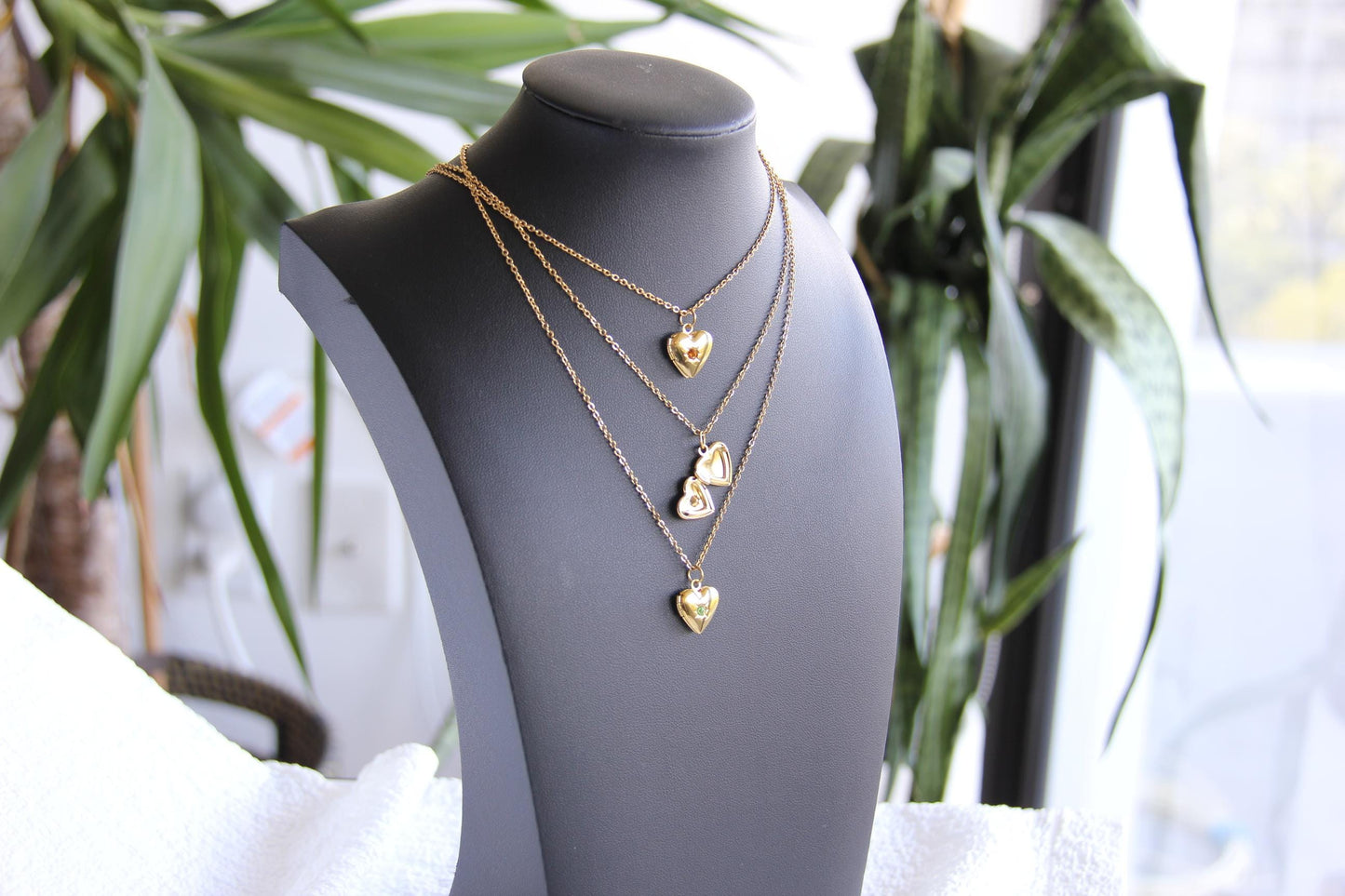 Gold heart locket necklace with delicate engraving, a timeless vintage-inspired jewelry piece. Personalized photo locket, perfect sentimental gift for women, girlfriends, or moms. Dainty and elegant keepsake necklace for everyday wear.