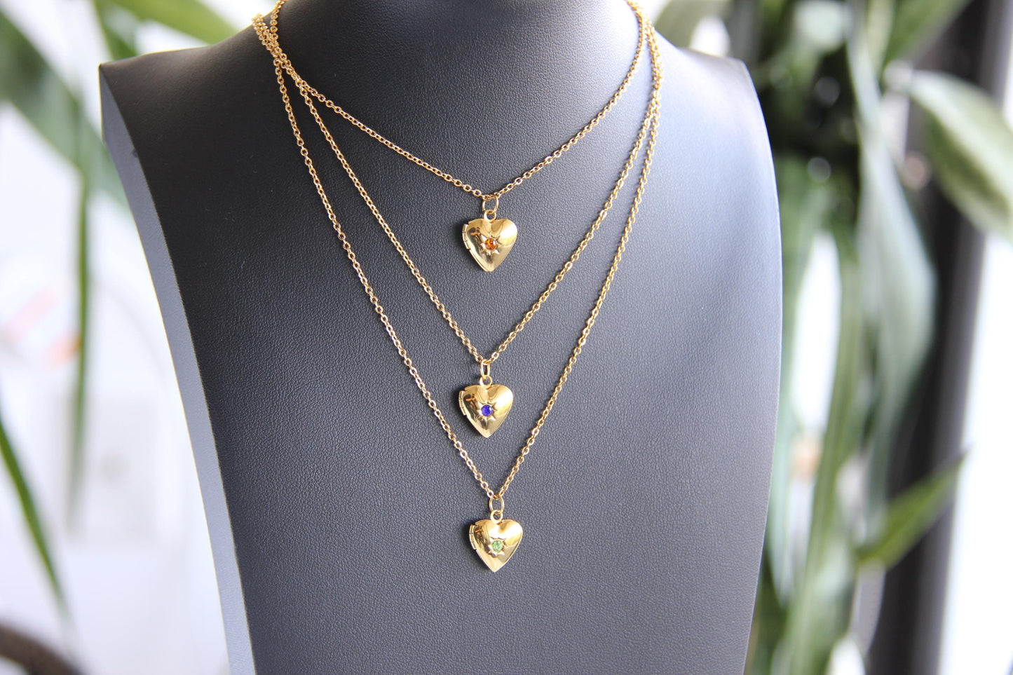 Gold heart locket necklace with delicate engraving, a timeless vintage-inspired jewelry piece. Personalized photo locket, perfect sentimental gift for women, girlfriends, or moms. Dainty and elegant keepsake necklace for everyday wear.