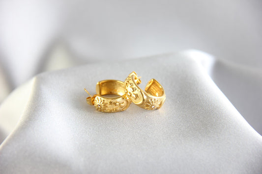 Simple modern and sophisticated. These Celestial Minimal Gold Stud Hoops will be the perfect choice for daily use and also for special days. Lightweight, dainty and comfortable jewelry to wear. Perfect gift for friend, mum, bridesmaid or bestie!