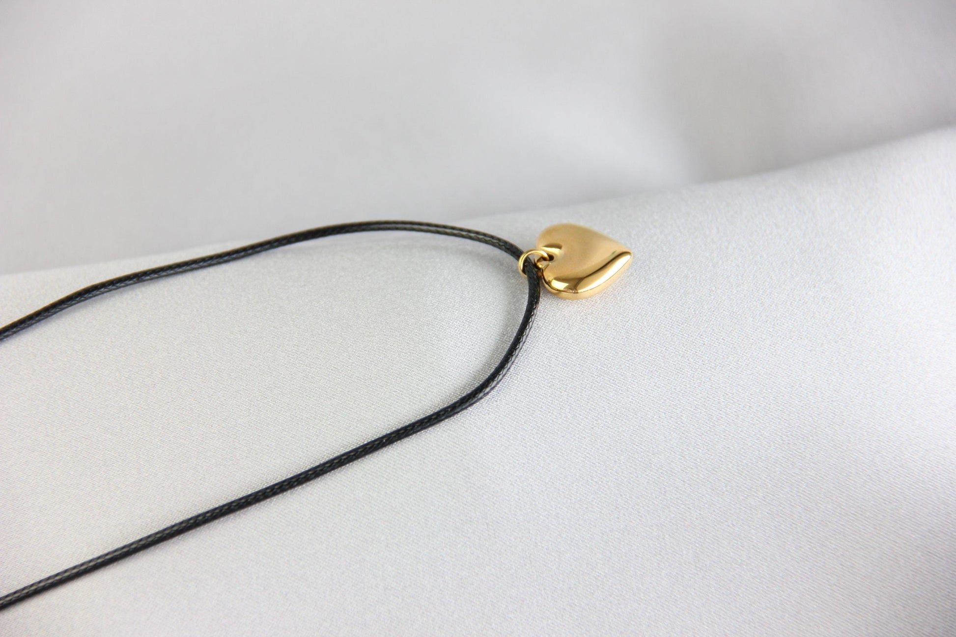 Unique Fluffy Gold Heart Love Pendant Necklace, perfect gift for girlfriend, wife, or loved ones!