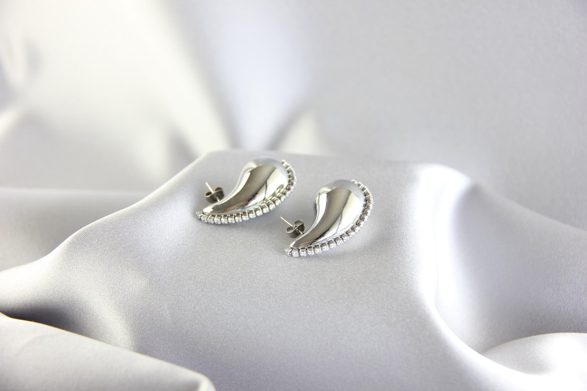 Teardrop Zirconia Stud Earring,18K Gold Modern Chunky Earring, Bold Stud Zirconia Earring,Unique Jewelry Earring,Gift for Mom,Gift for Her