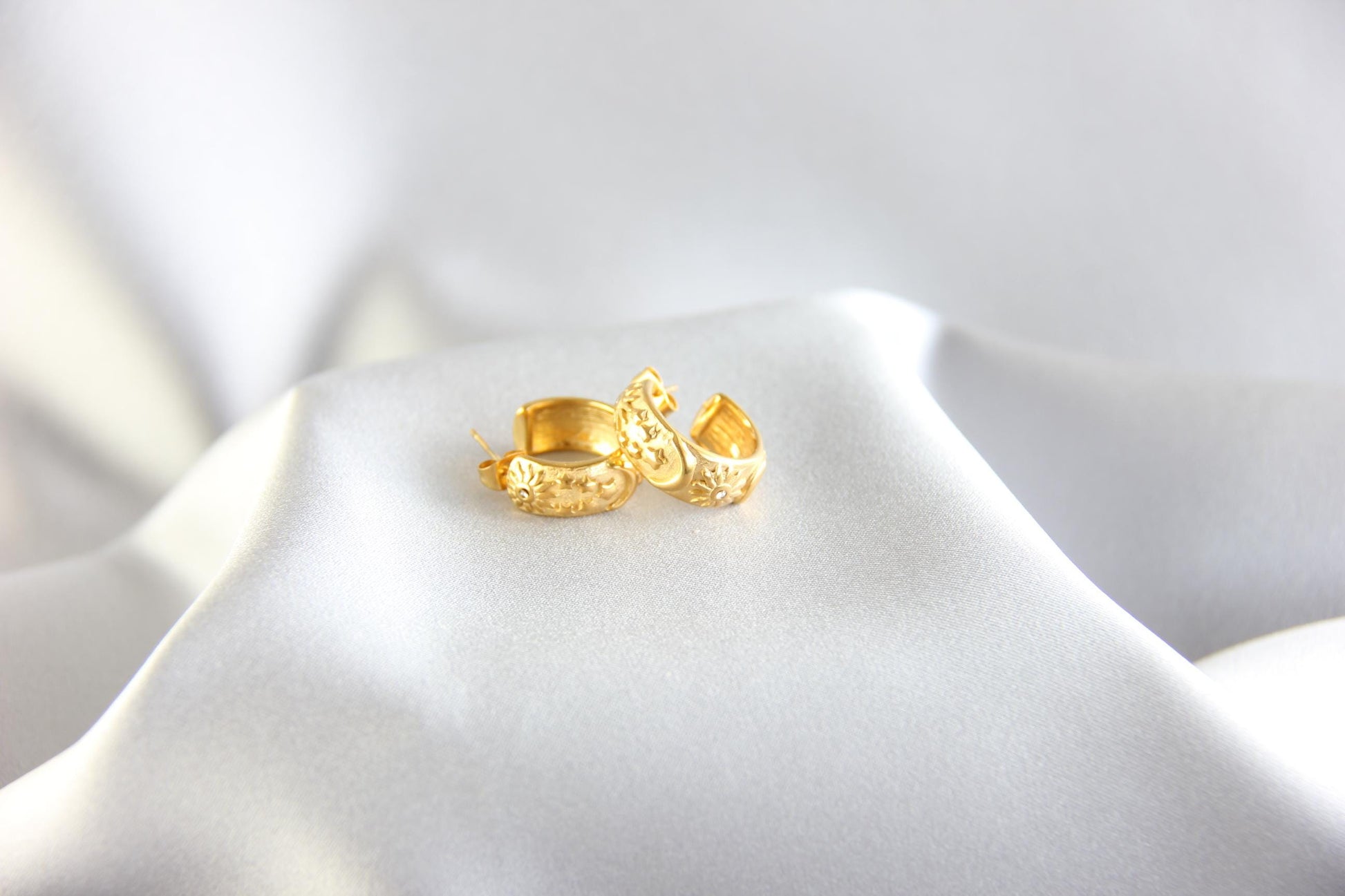 Simple modern and sophisticated. These Celestial Minimal Gold Stud Hoops will be the perfect choice for daily use and also for special days. Lightweight, dainty and comfortable jewelry to wear. Perfect gift for friend, mum, bridesmaid or bestie!