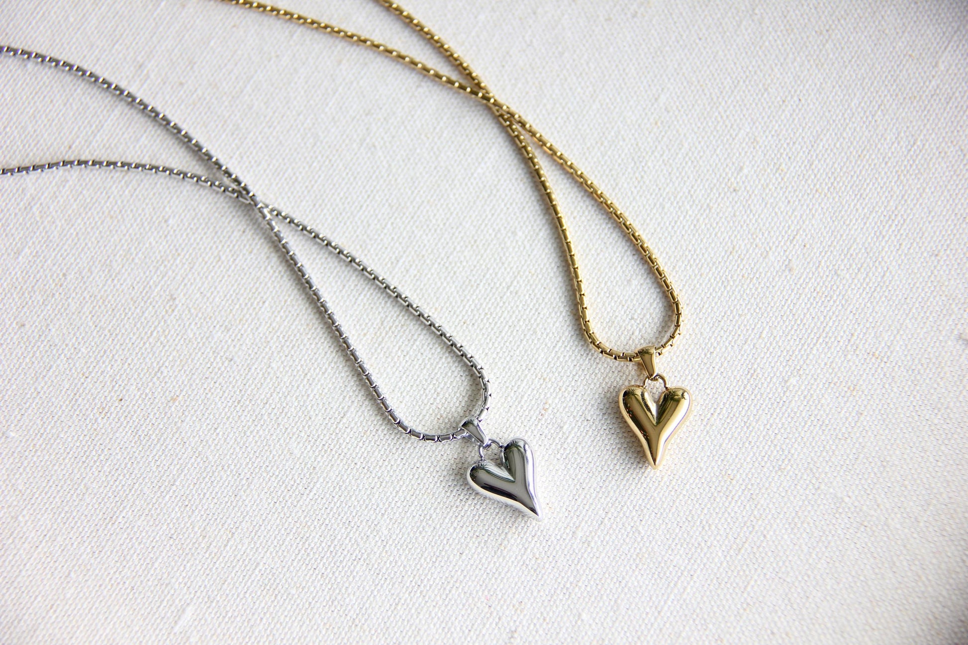 Add minimalist elegance to your look with our Dainty Gold Pendant Heart Charm Box Chain Necklace. A perfect everyday accessory that radiates love and style! Perfect gift for her! Unique gift ideas for mom.