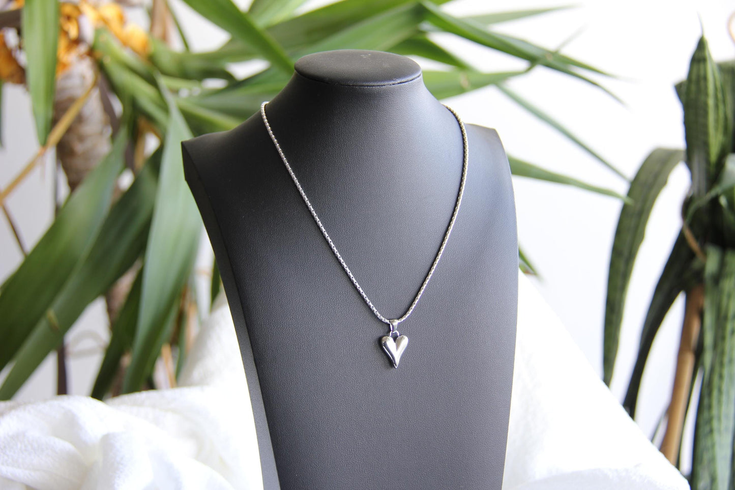 Add minimalist elegance to your look with our Dainty Gold Pendant Heart Charm Box Chain Necklace. A perfect everyday accessory that radiates love and style! Perfect gift for her! Unique gift ideas for mom.