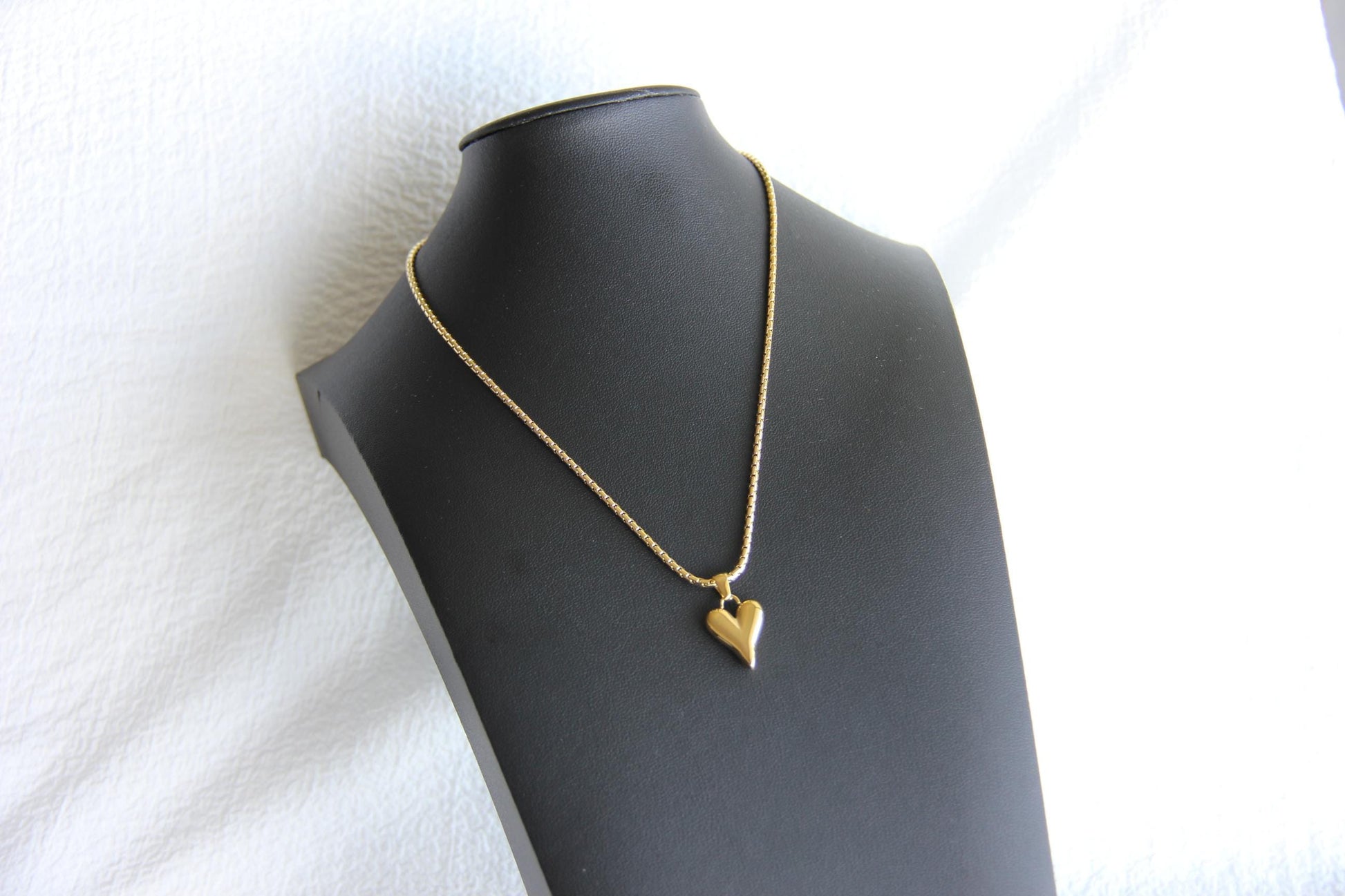 Add minimalist elegance to your look with our Dainty Gold Pendant Heart Charm Box Chain Necklace. A perfect everyday accessory that radiates love and style! Perfect gift for her! Unique gift ideas for mom.