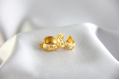 Simple modern and sophisticated. These Celestial Minimal Gold Stud Hoops will be the perfect choice for daily use and also for special days. Lightweight, dainty and comfortable jewelry to wear. Perfect gift for friend, mum, bridesmaid or bestie!